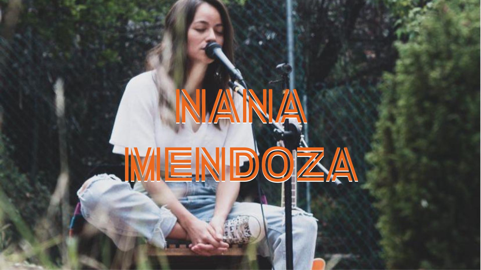 Nana Mendoza utiliza la vibración sanadora de su voz para conectar con las emociones profundas, liberando tensiones y creando un espacio para la sanación emocional y espiritual.